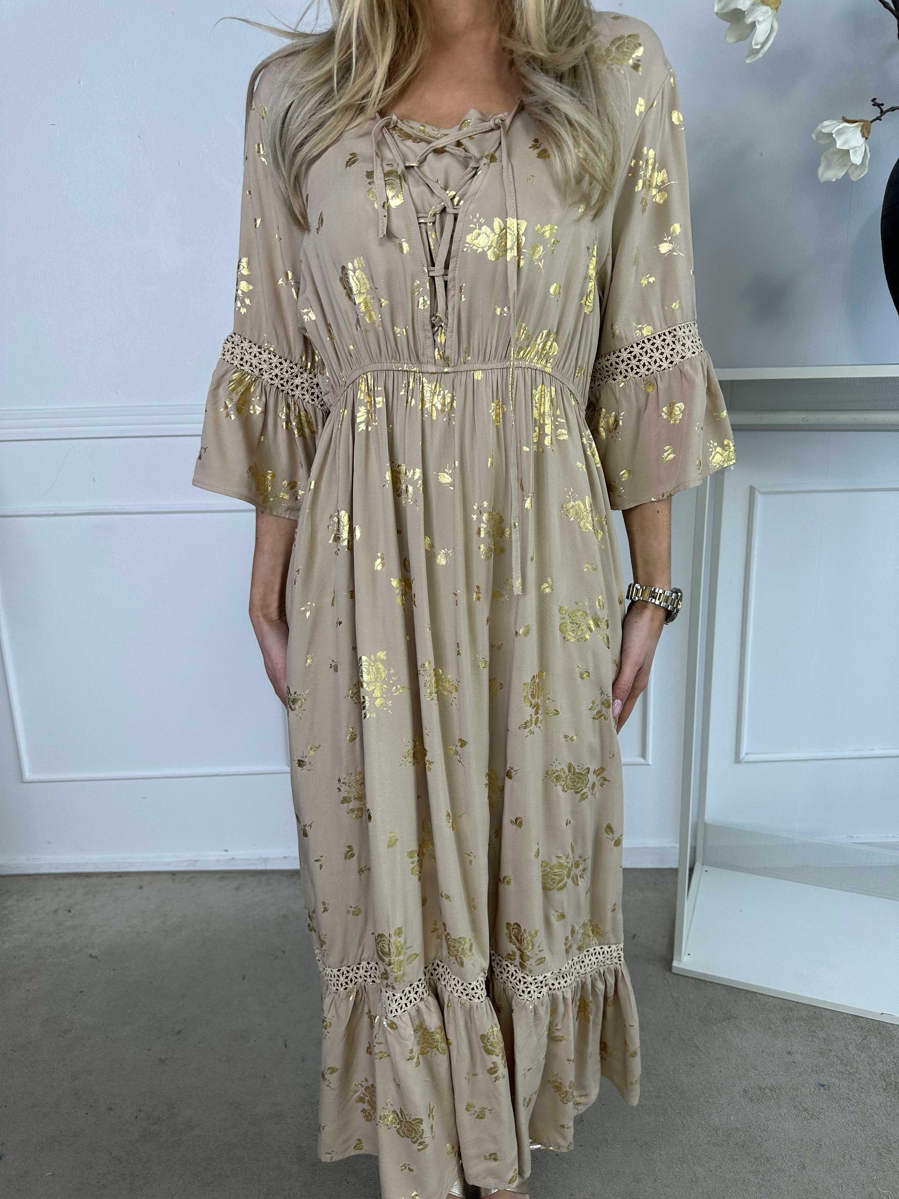 Pernilla - Klänning med guldfärgade blommor och broderier